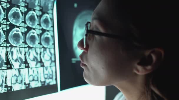 Medical specialist analyzing tomographic image, making diagnosis, analysis — Stock Video