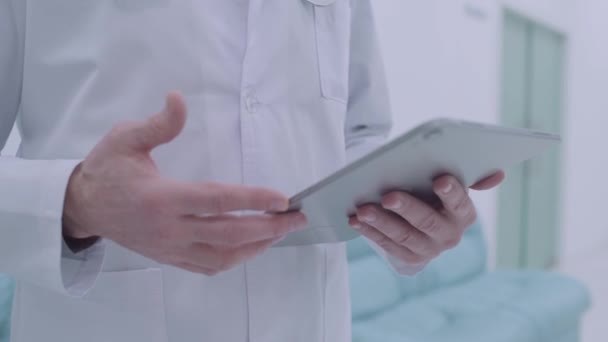 Medical colleagues in white coats shaking hands, work cooperation, agreement — Stock Video