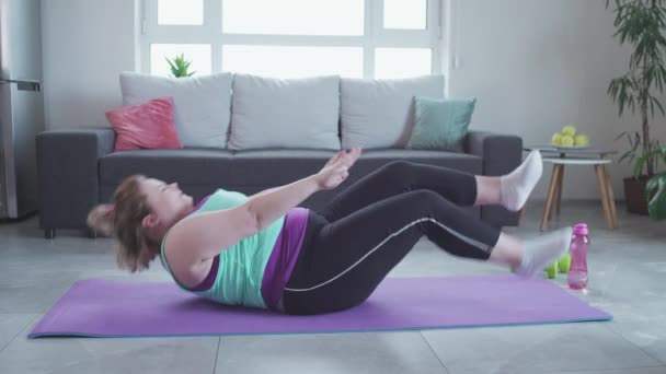 Hard-working overweight woman with big belly doing weight loss exercises at home — Stock Video