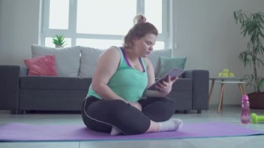 Artı boy kız kaydırma sekmesi, kilo verme ve diyet ipuçlarını çevrimiçi okumak.