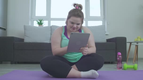 Happy dodu achats féminins en ligne, en utilisant l'application tablette, la technologie moderne — Video
