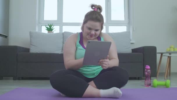 Happy plump feminino compras on-line, usando aplicativo tablet, tecnologia moderna — Vídeo de Stock