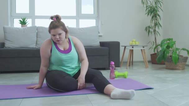 Tired obese female suffering flank pain after home training, poor health — Stock Video