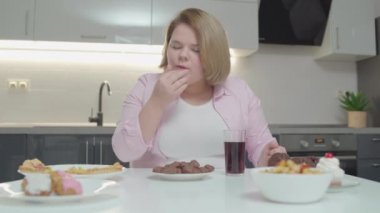 Pasta yiyen şişman kadın, kalori düşkünü, diyet eksikliği, fast food