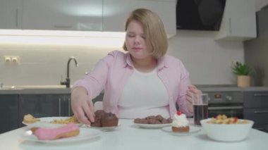 Mutlu genç bir bayan tatlı tatma ve soda içme, kilo verme, sağlık