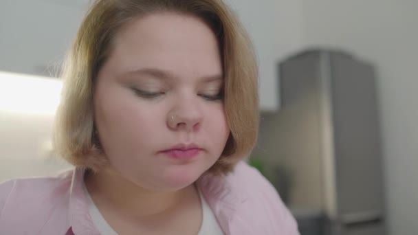 Übergewichtige junge Frau isst Pizza und trinkt Limo, ungesunde Ernährung — Stockvideo