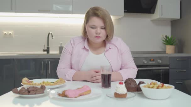 Mujer gorda triste mirando comida rápida en la mesa, pérdida de peso, cuidado de la salud — Vídeos de Stock