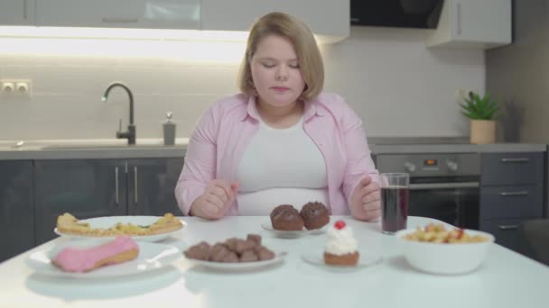 Senhora obesa sentindo dor no peito, comer sobremesa, açúcar em excesso, colesterol — Vídeo de Stock