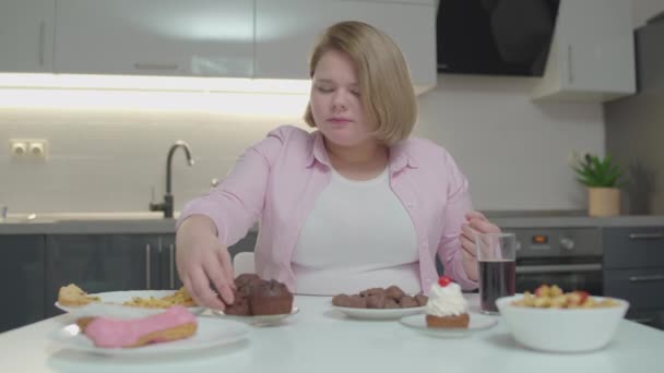Χαρούμενη νεαρή γυναίκα δοκιμάζοντας γλυκά επιδόρπια και πίνοντας σόδα, απώλεια βάρους, υγεία — Αρχείο Βίντεο