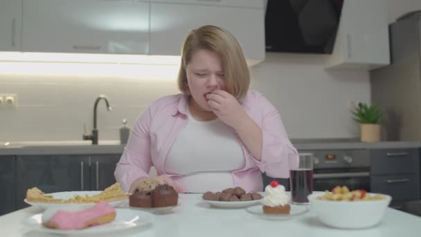 Síró elhízott nő eszik édes sütemények és ivás szóda, kényszeres túlevés — Stock videók