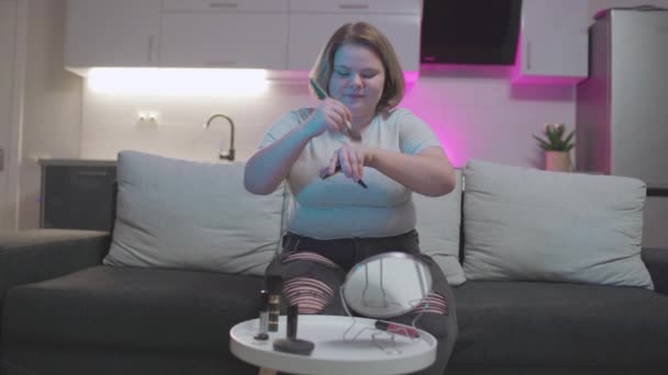 Pozitív túlsúlyos nő alkalmazó por ecsettel, forgatás töltsük fel tutorial — Stock videók