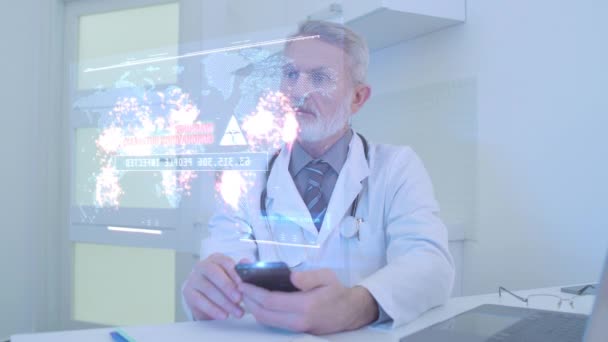 Старший врач проверяет обновленную статистику пандемии, голографическое изображение, вирус — стоковое видео