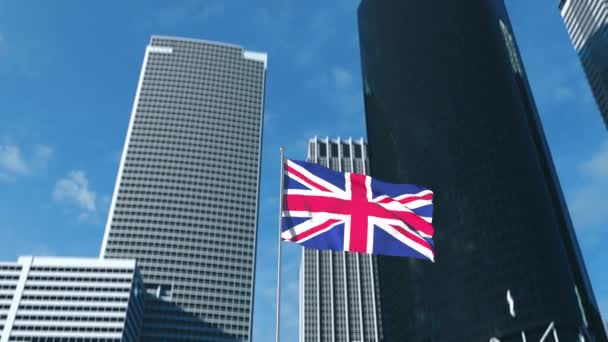 Bandera de Gran Bretaña balanceándose en el viento, rascacielos de la ciudad en el fondo — Vídeo de stock