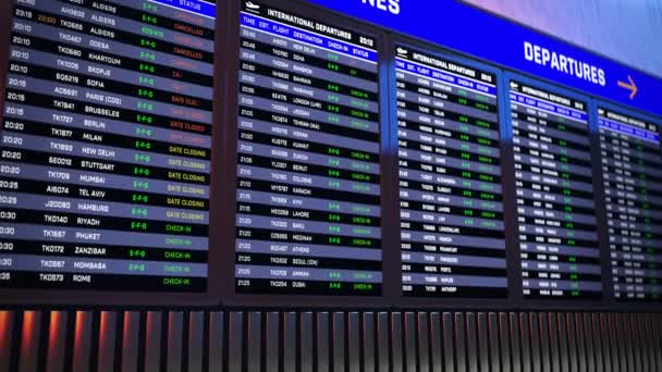 Zmiana statusu lotu na odwołany na pokładzie odlotu, zamknięcie lotniska, zakaz — Wideo stockowe