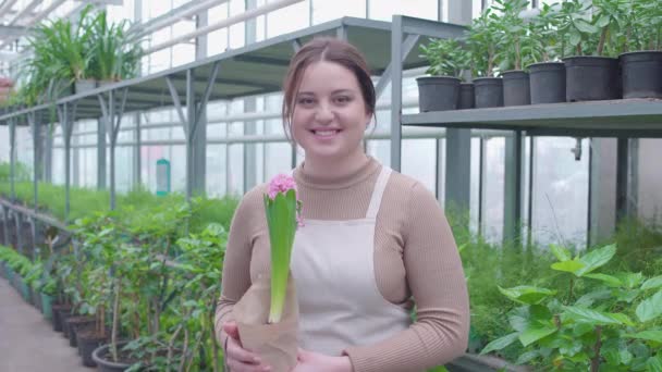 Női mezőgazdasági termelő gazdaság virágcserép és mosolygós, növénytermesztés, mezőgazdaság — Stock videók