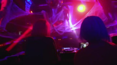 Festivalde müzik çalan neşeli genç DJ, kulüpte, meslekte performans