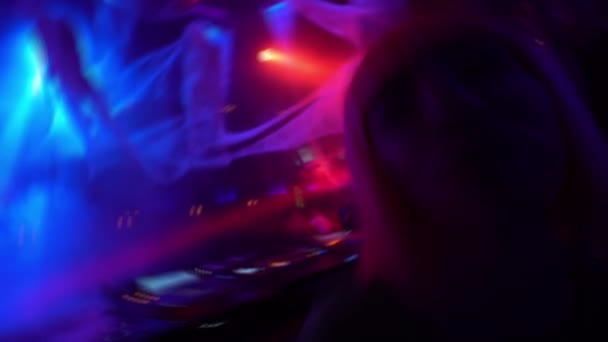 Танцующие женщины под музыку возле проигрывателя, ночной образ жизни, галлюцинации — стоковое видео