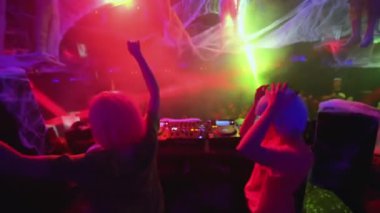 Gece kulübünde çalışan diskjokeyler, festivalde dans eden insanlar.