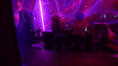 Dans eden genç kadınlar partilerde müzik dinliyorlar, eğleniyorlar, parti atmosferi var.