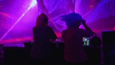 Partide elektronik müzik çalan genç disk jokeyleri, gece hayatı eğlencesi
