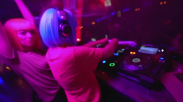 DJ professionnel féminin travaillant au mixer dans la boîte de nuit, musique électronique — Video