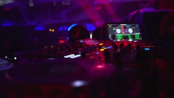 Žena pracující v DJ mixer, hraje desky v tanečním klubu, elektronická hudba — Stock video