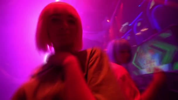 Dvě opilé ženy relaxující na párty, pohybující se k hudbě, užívající si nočního života — Stock video