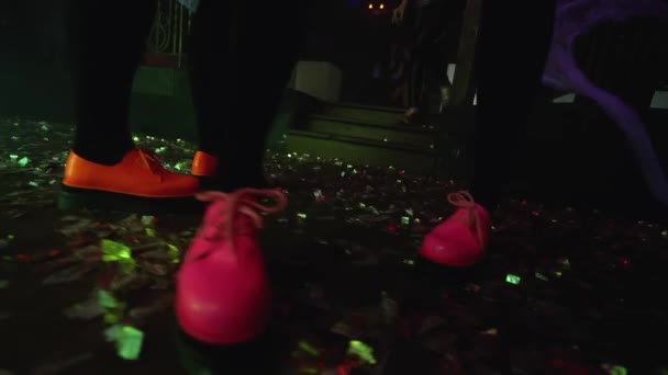 Vrouwelijke benen in kleurrijke schoenen op de dansvloer, einde van het feest, festivalfeest — Stockvideo