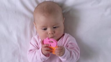 Acıyı dindirmek için tatlı bebek çiğneme oyuncağı, erken gelişim.