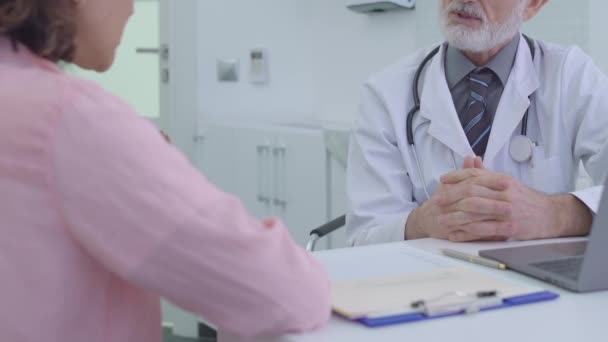 Pacientka v tísni mluví s lékařem na klinice, zdravotní problémy, léky — Stock video