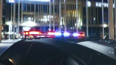 Polis ışıkları, şehirde modern polis aracı, yetkililer, devriye.