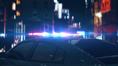 Yanıp sönen ışıkları olan modern polis arabası, yakın plan. Polisler şehirde devriye geziyor.