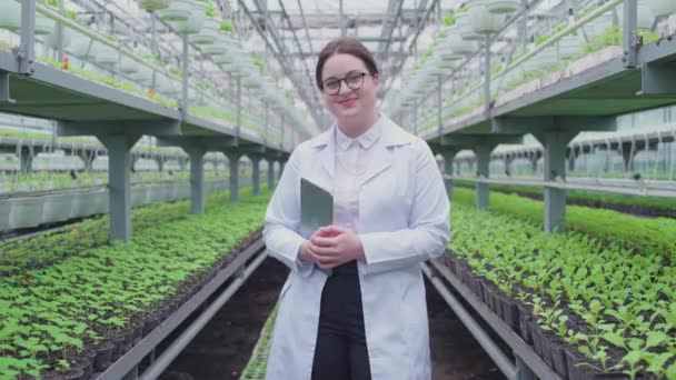 Feliz ecología experto mirando a la cámara, la celebración de tabletas, la industria agrícola — Vídeos de Stock