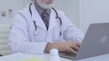 Steteskop kullanan erkek doktor tablet, terapist danışmanlık, iş