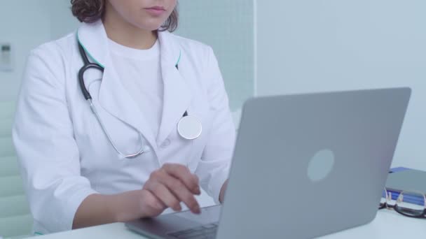 Terapeuta femenina trabajando en tabletas, escribiendo resultados de análisis, preparando informe — Vídeos de Stock