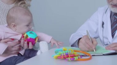 Profesyonel doktor çocuk, tıbbi bakım, pediatri gibi konularda genç kadınlara danışmanlık yapıyor.