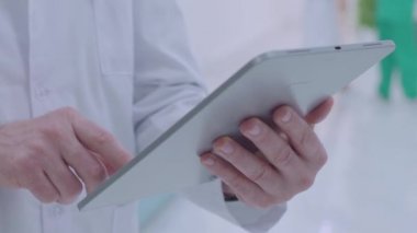 Bilim adamı tablet uygulaması kullanıyor, resimleri kaydırıyor, daktilo bilgileri, laboratuvar araştırmaları