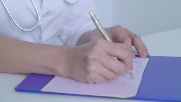 Thérapeute prescrivant des médicaments, remplissant le formulaire sur la table, consultation — Video