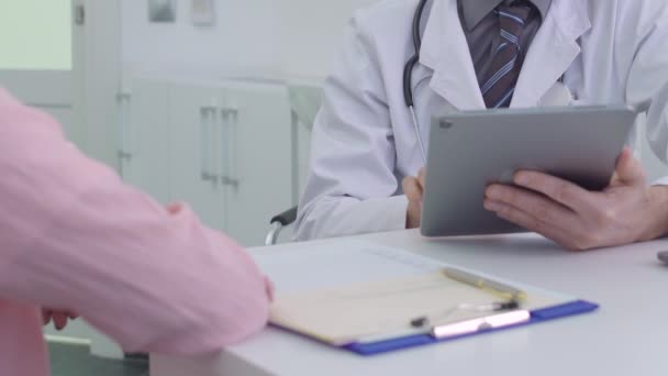 Terapeuta escribiendo en la tableta, escuchando paciente femenino, examen médico — Vídeos de Stock