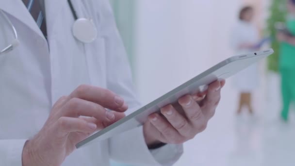 Планшет прокрутки лікаря, перевірка аналізу онлайн, пошук інформації — стокове відео