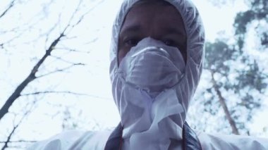 Adli tıp uzmanı olay yerini fotoğraflıyor, soruşturma için kanıt topluyor.