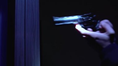 Karanlık binada tabancayla dolaşan şüpheli bir adam, eve giren hırsız.