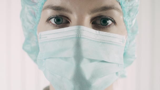 Enfermeira de uniforme olhando para a câmera, médico cansado feminino, profissão médica — Vídeo de Stock