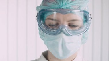 Koronavirüs için kan örneği tutan kadın doktor, bulaşıcı bir hastalık.