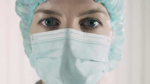 Tired doctor in protective mask looking at camera, overwork, self-sacrifice — Stock Video