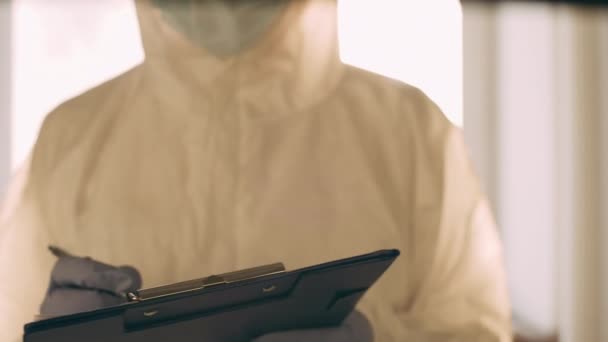 Ricercatore medico in scrittura uniforme risultati dell'esperimento, operaio di laboratorio — Video Stock