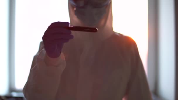Επαγγελματίας εργαστηριακός υπάλληλος βάζοντας δείγμα αίματος σε πλαστική σακούλα, έρευνα — Αρχείο Βίντεο