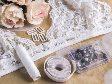 Araç ve Gereçleri dikiş dantel iç çamaşırı için. Resepsiyon terzi usta. Yaratıcı süreç anlar. Bralette el yapımı.