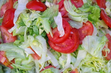  Marul ve dilimlenmiş domates salatası 