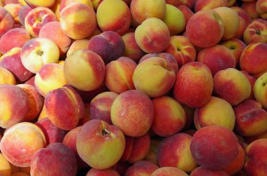 Sarı ve kırmızı olgun şeftali